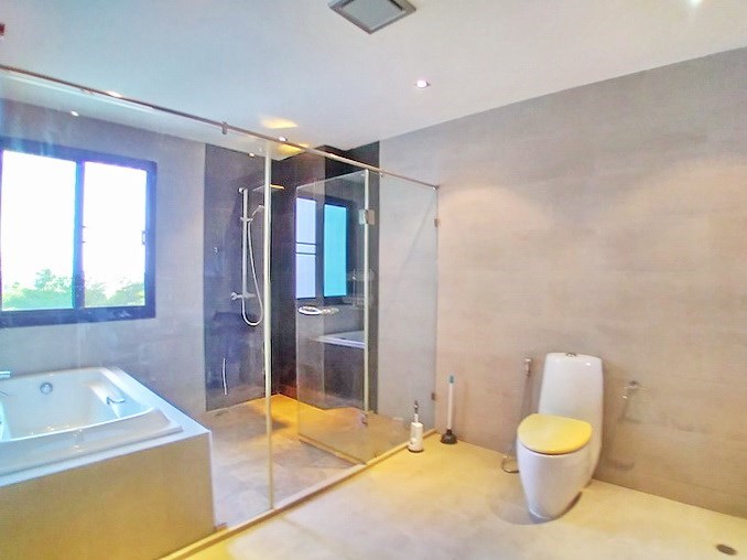 Condominium for rent Jomtien showing the master bathroom 