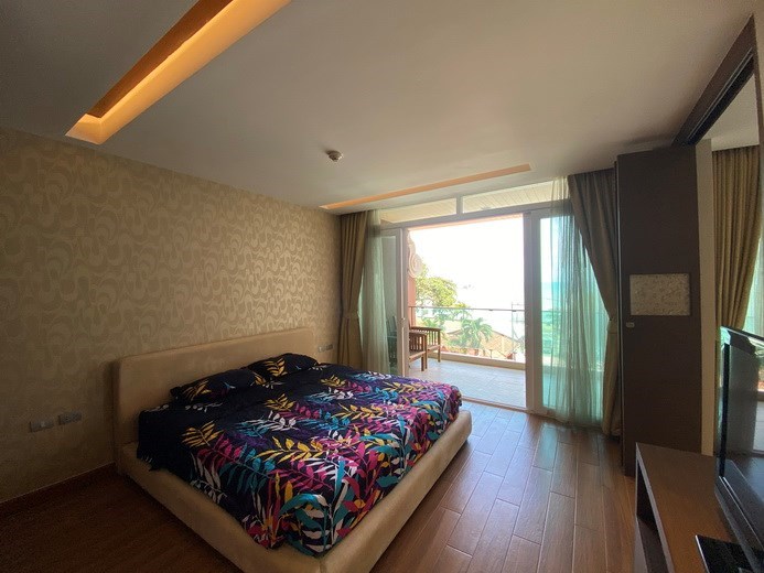 Condominium for rent Jomtien showing the master bedroom 