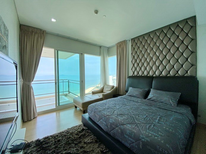 Condominium for rent Jomtien showing the master bedroom 