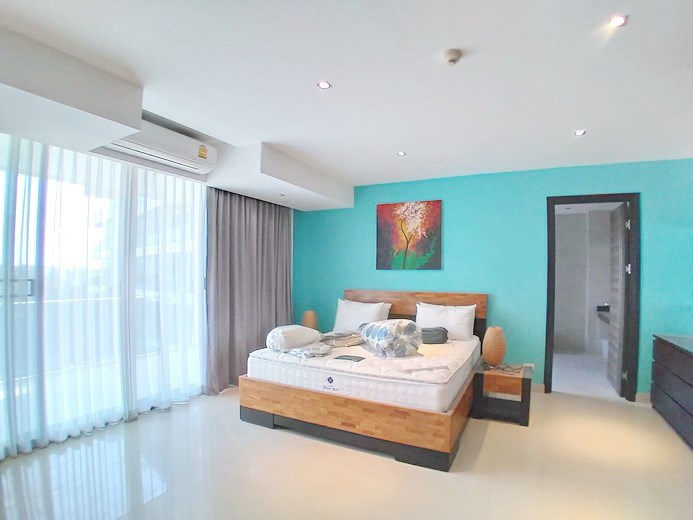 Condominium for rent Jomtien showing the master bedroom suite 