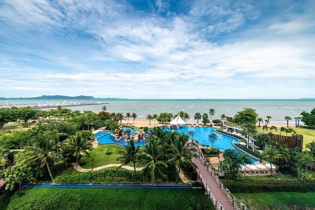 Condominium for rent Na Jomtien Pattaya showing the communal pool 