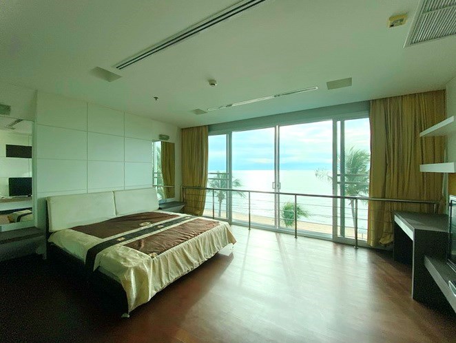 Condominium for rent Naklua Ananya showing the master bedroom and sea view 