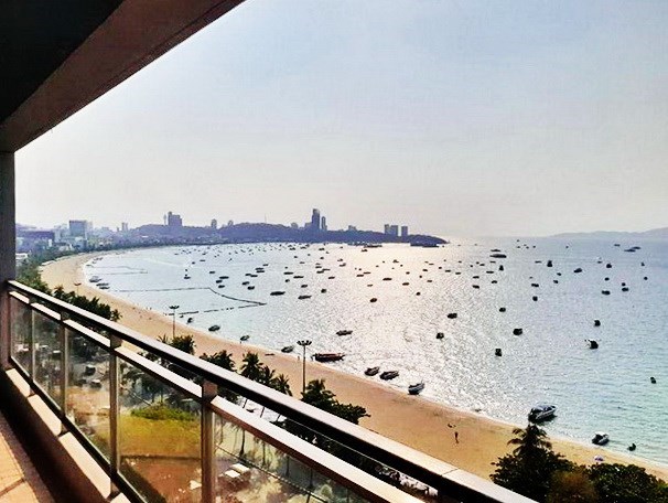 Condominium for rent in Northshore Pattaya Beach showing the balcony and view Condominium for rent in Northshore Pattaya Beach showing the balcony and view