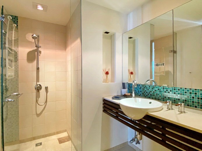 Condominium for rent Northshore Pattaya showing the master bathroom