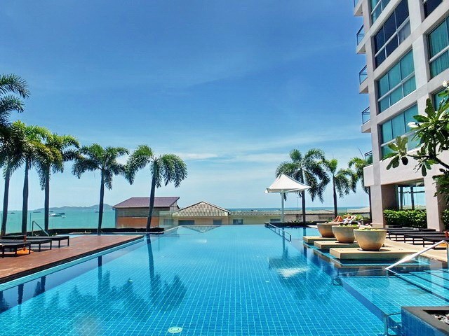 Condominium for rent in Northshore Pattaya Beach showing the communal pool 