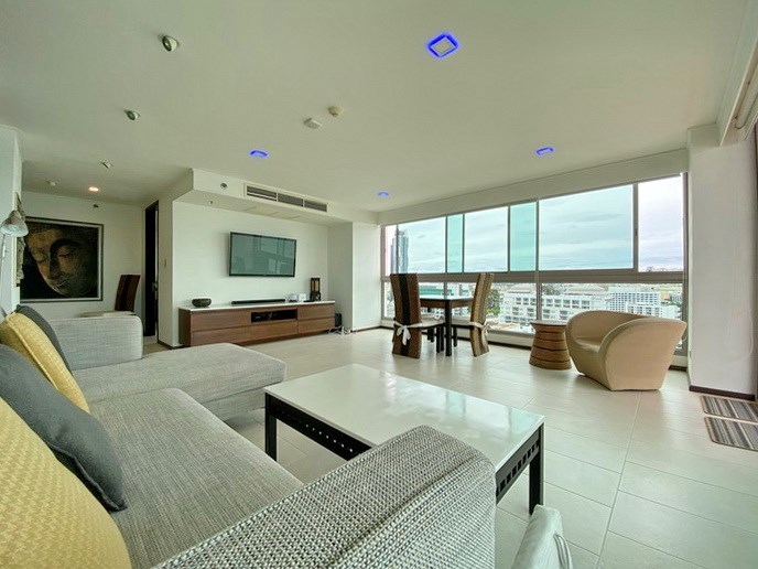 Condominium for rent in Northshore Pattaya Beach showing the living and dining areas 