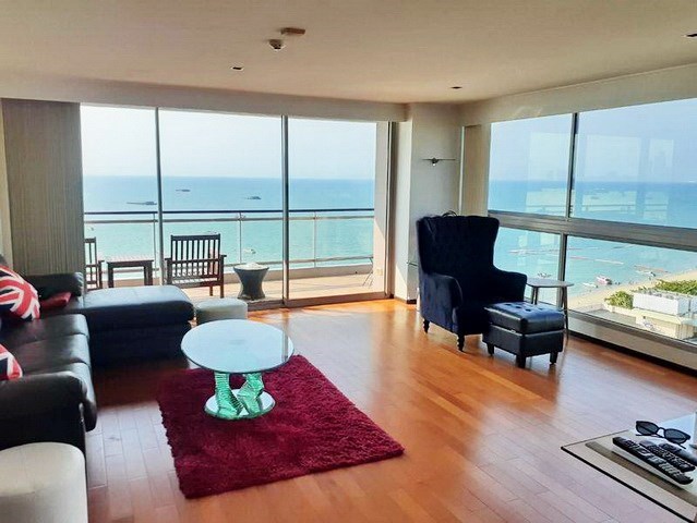 Condominium for rent in Northshore Pattaya Beach showing the living room and balcony view Condominium for rent in Northshore Pattaya Beach showing the living room and balcony view