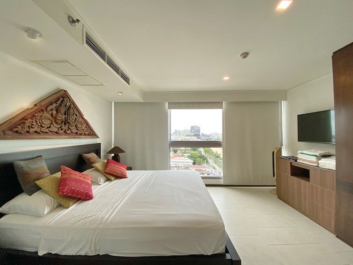 Condominium for rent in Northshore Pattaya Beach showing the master bedroom 