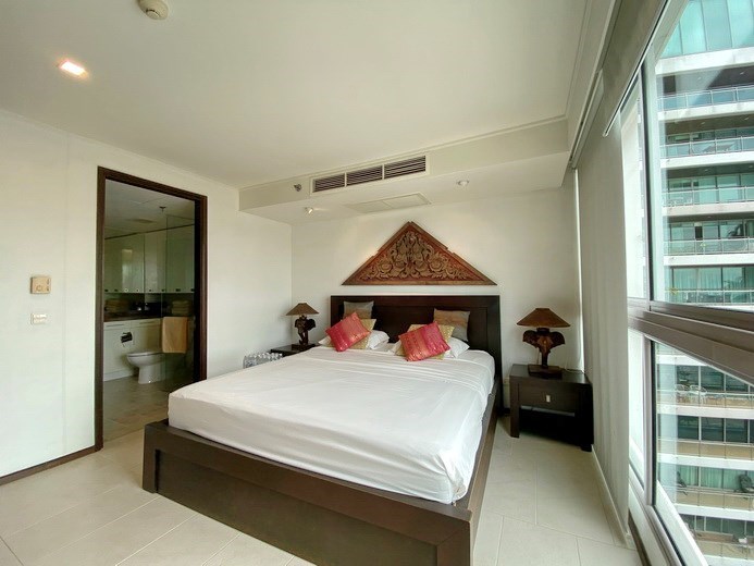 Condominium for rent in Northshore Pattaya Beach showing the master bedroom suite 