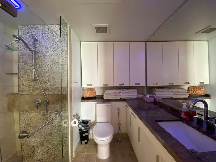 Condominium for rent in Northshore Pattaya Beach showing the second bathroom 