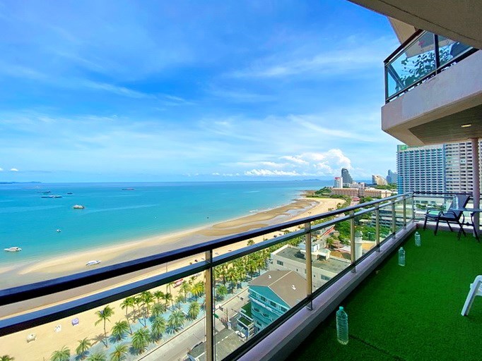 Condominium for rent Pattaya showing the balcony and sea view 