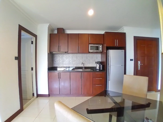 Condominium for rent Pattaya showing the dining and kitchen areas 