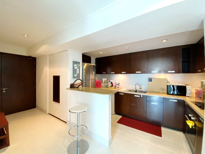 Condominium for rent Pattaya showing the kitchen and counter 