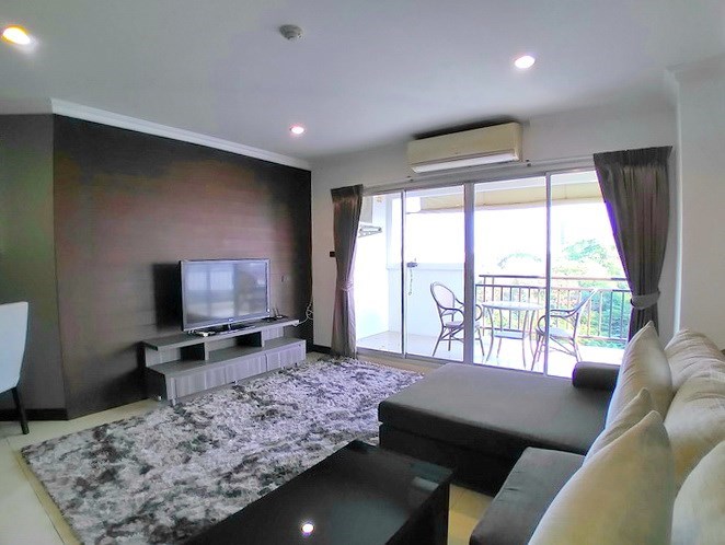 Condominium for rent Pattaya showing the living area 