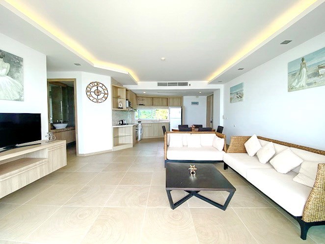 Condominium for rent Pattaya showing the living, dining and kitchen areas 