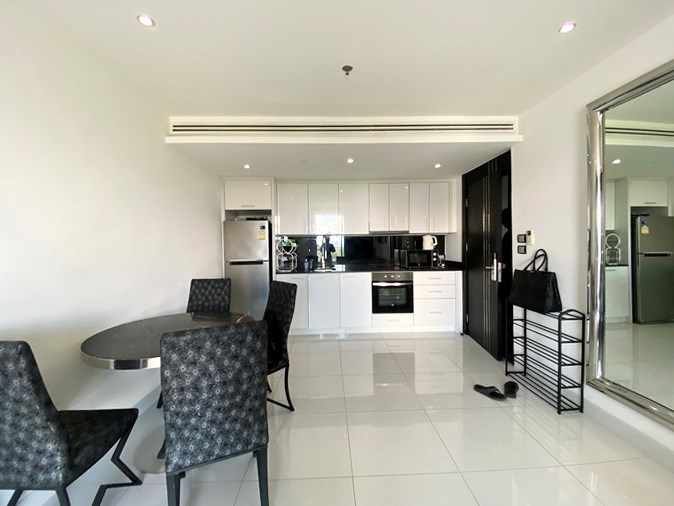 Condominium for rent Pratumnak Hill showing the dining and kitchen areas 