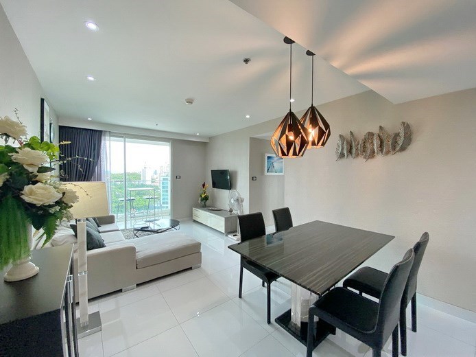 Condominium for rent on Pratumnak Hill showing the dining and living areas 