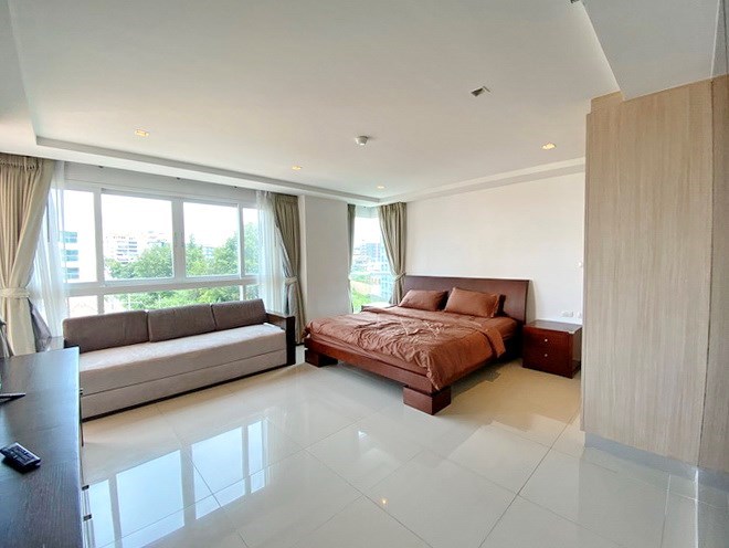 Condominium for rent Pratumnak Pattaya showing the master bedroom 