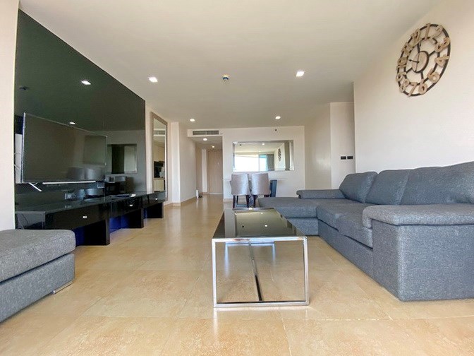 Condominium for rent Pratumnak Hill showing the open plan living area 