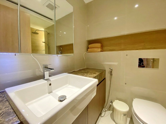 Condominium for rent Pratumnak Hill showing the second bathroom 