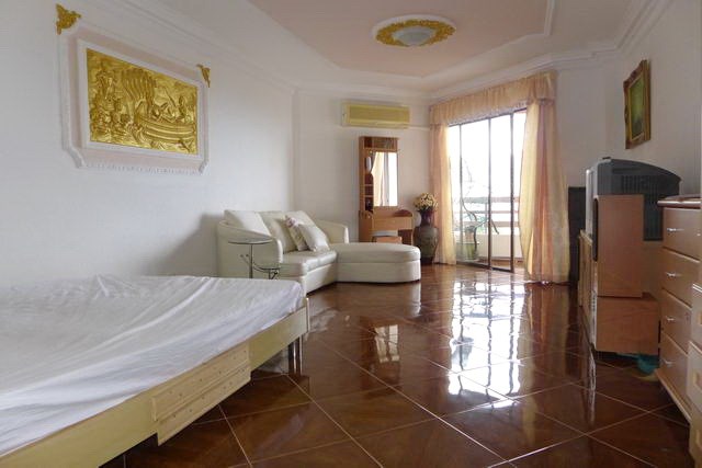Condominium for rent Pratumnak Hill Pattaya showing the sleeping and living areas Condominium for rent Pratumnak Hill Pattaya showing the sleeping and living areas