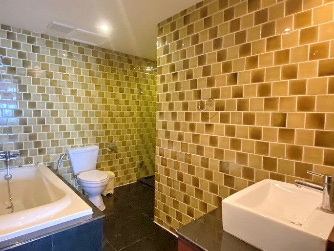 Condominium for rent Pratumnak showing the master bathroom with bathtub 