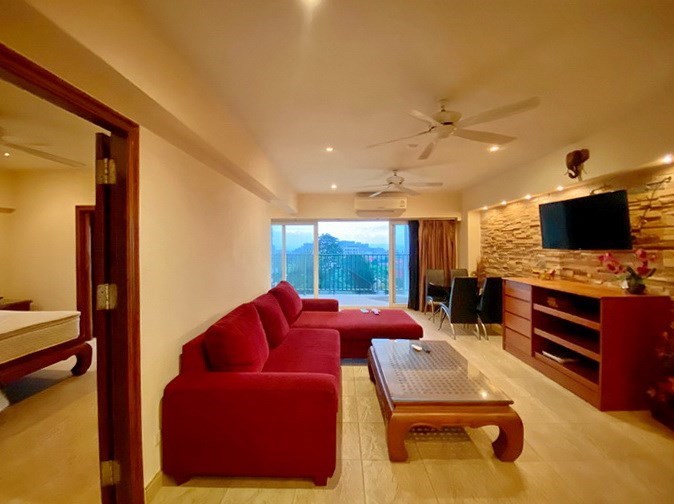 Condominium for rent Pratumnak Pattaya showing the living and dining areas