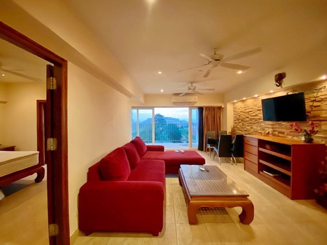 Condominium for rent Pratumnak Pattaya showing the living and dining areas Condominium for rent Pratumnak Pattaya showing the living and dining areas
