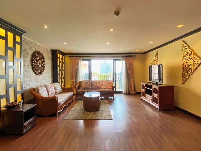 Condominium for rent Pratumnak showing the living room and balcony 
