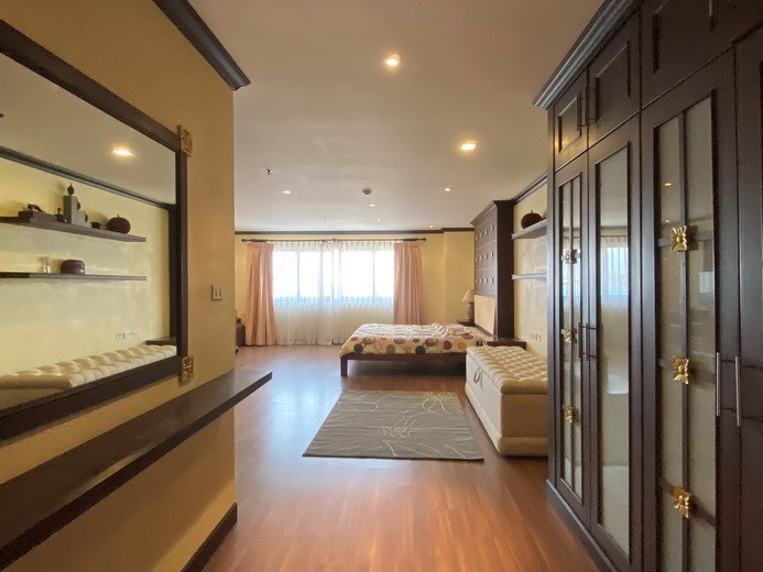 Condominium for rent Pratumnak showing the walk-in wardrobes 