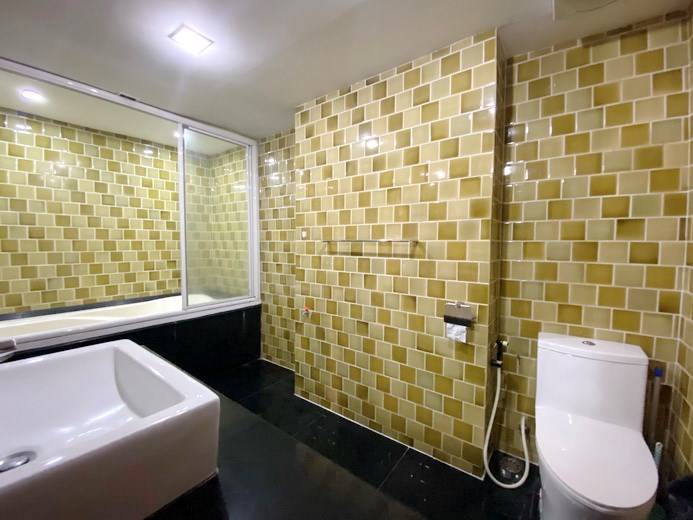Condominium for rent Pratumnak showing the bathroom 