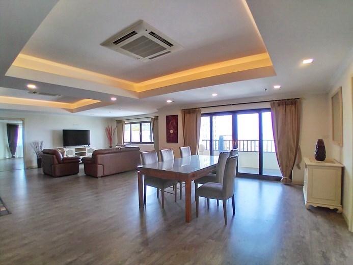 Condominium for Rent Pratumnak showing the dining and living areas 