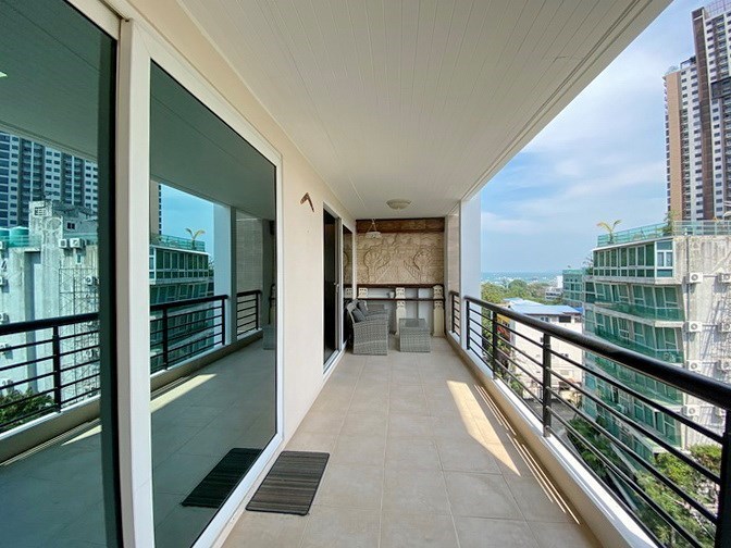 Condominium for sale Pattaya showing the large balcony