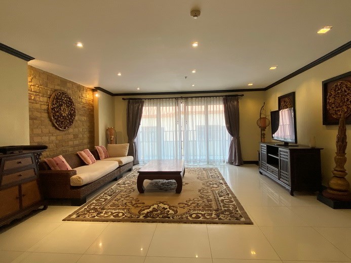 Condominium for rent Pratumnak showing the living room 
