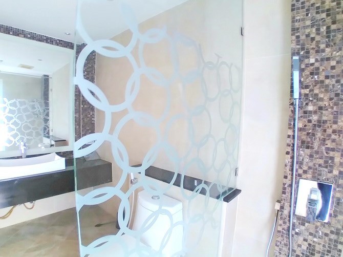 Condominium for rent Pratumnak Pattaya showing the master bathroom 