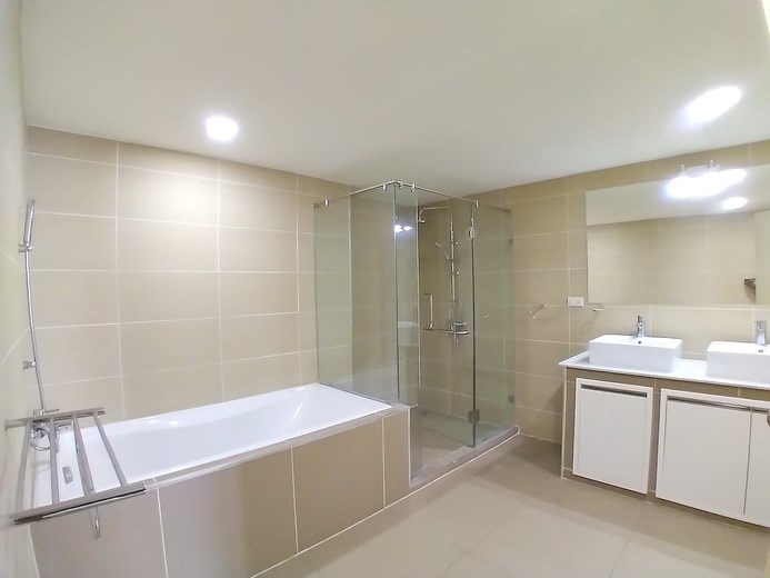 Condominium for Rent Pratumnak showing the master bathroom