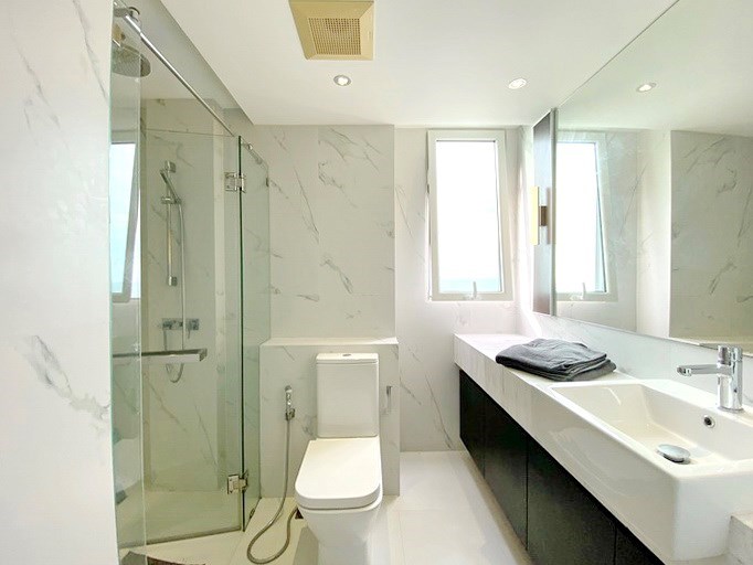 Condominium for rent Pratumnak Hill showing the master bathroom 