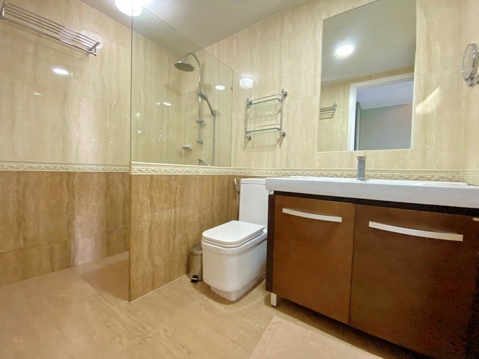 Condominium for sale Pattaya showing the master bathroom