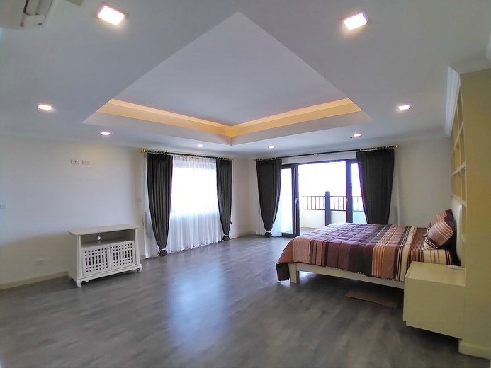 Condominium for Rent Pratumnak showing the master bedroom and balcony 