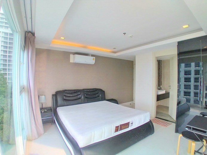 Condominium for rent Pratumnak Pattaya showing the master bedroom suite 