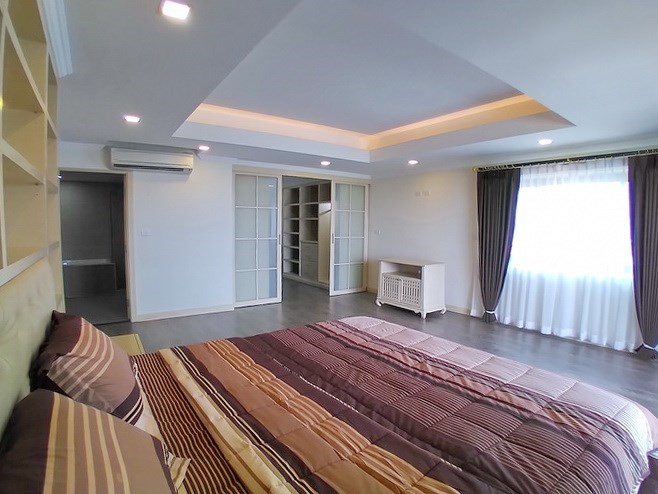 Condominium for Rent Pratumnak showing the master bedroom suite 