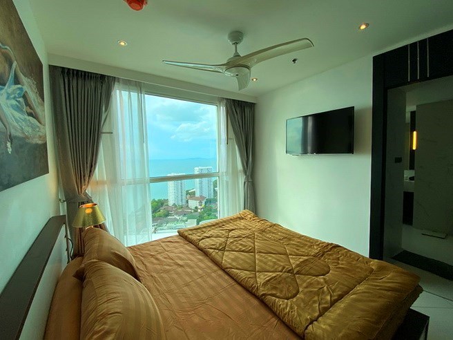 Condominium for rent Pratumnak Hill showing the master bedroom suite 