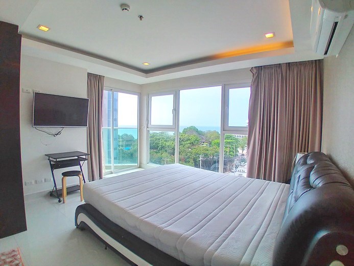 Condominium for rent Pratumnak Pattaya showing the master bedroom with sea view