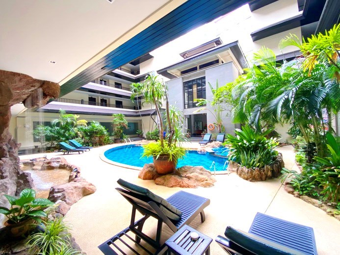 Condominium for rent Pratumnak showing the poolside terrace 