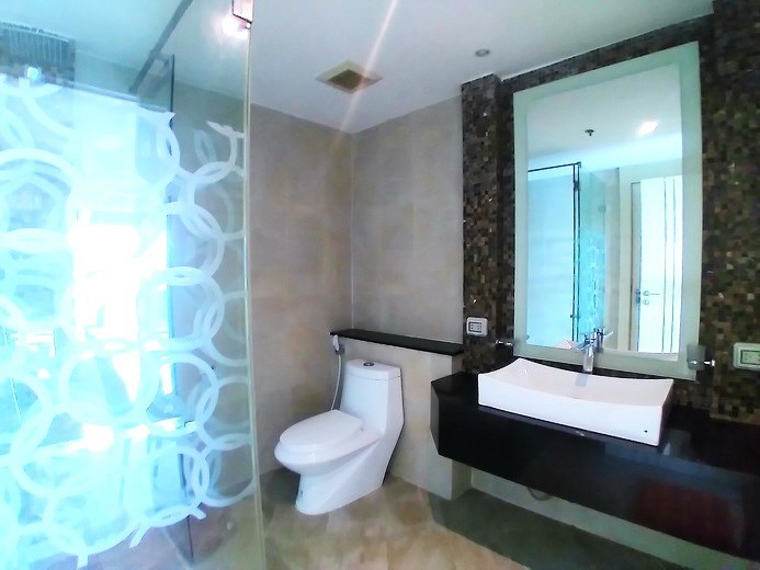 Condominium for rent Pratumnak Pattaya showing the second bathroom 