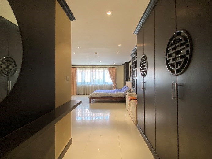 Condominium for rent Pratumnak showing the walk-in wardrobes 