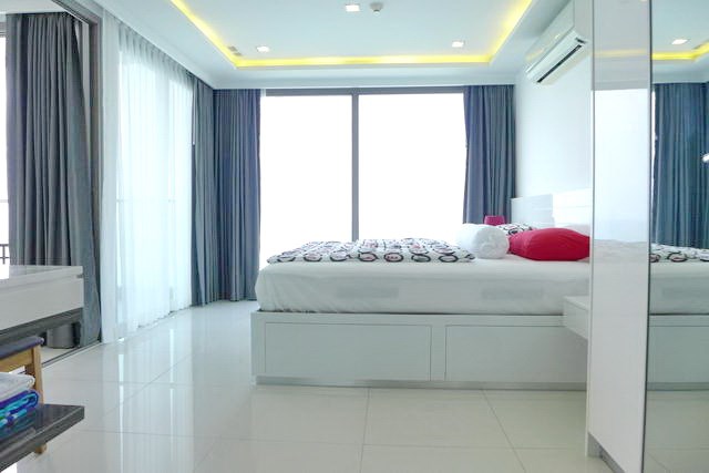 Condominium for rent Wong Amat beach Pattaya showing the master bedroom