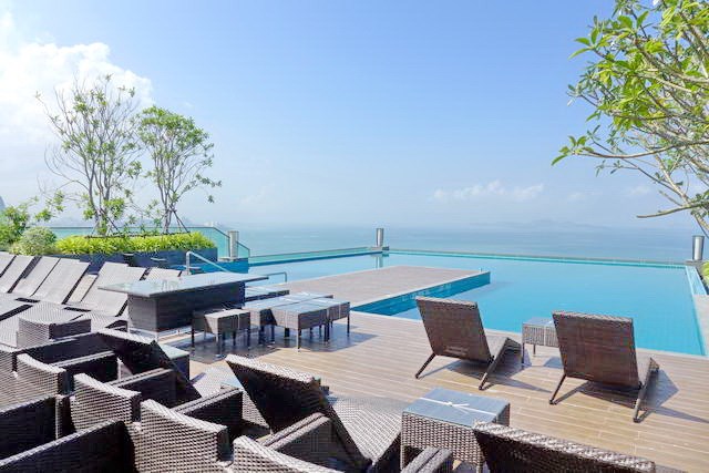 Condominium for rent Wong Amat beach Pattaya showing the roof top swimming pool