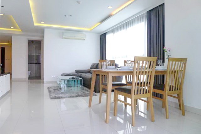 Condominium for rent Wong Amat beach Pattaya showing the dining and living areas 