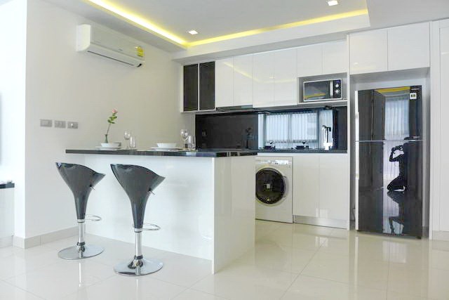 Condominium for rent Wong Amat beach Pattaya showing the kitchen 